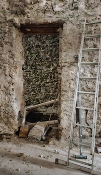 Med Podestatovo palačo in cerkvijo Marije Alietske je bila odkrita ozka ulica. 